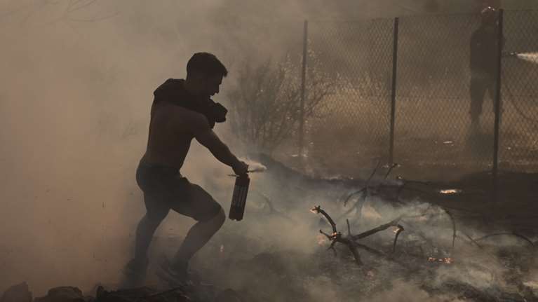 Ασταμάτητη μάχη με τις φλόγες σε Σαρωνίδα και Λουτράκι - Διάσπαρτες εστίες και αναζωπυρώσεις [εικόνες]