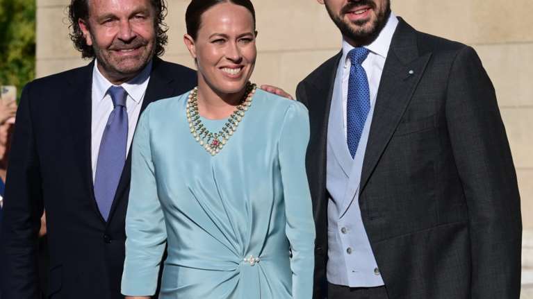 Νίνα Φλορ: Το δεύτερο bridal look Chanel που φόρεσε στη δεξίωση του γάμου της και ο αμήχανος χορός με τον Φίλιππο