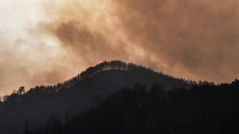 Ολονύχτια μάχη με τις αναζωπυρώσεις στη Γορτυνία -  Επί ποδός η πυροσβεστική σε Ηλεία και Ανατολική Μάνη [εικόνες]