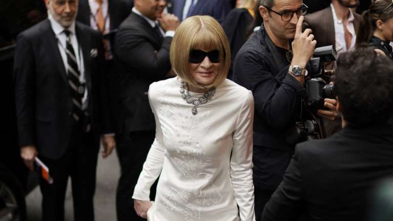 Άννα Γουίντουρ: Το fashion icon φόρεσε ένα θεϊκό τρίχρωμο trench coat και country boots