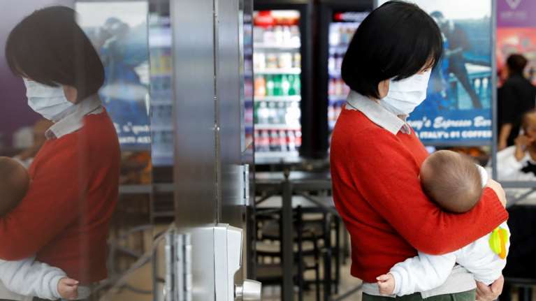 Σιγκαπούρη: Γεννήθηκε μωρό με αντισώματα στον κορονοϊό, χωρίς το ίδιο να έχει νοσήσει