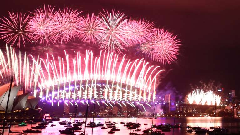 2021: Ο πλανήτης αρχίζει να υποδέχεται το Νέο Ετος υπό το βάρος του κορονοϊού [Βίντεο]