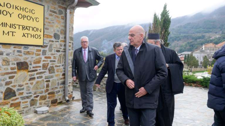 Δένδιας για το λιποθυμικό επεισόδιο στο Αγιο Ορος: Είμαι απολύτως καλά, με δύο αμυχές από την πτώση