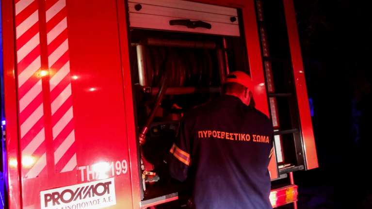 Πειραιώς: Φωτιά στο παλιό κτήριο του ΙΚΑ - Καίγεται το ισόγειο και ο πρώτος όροφος