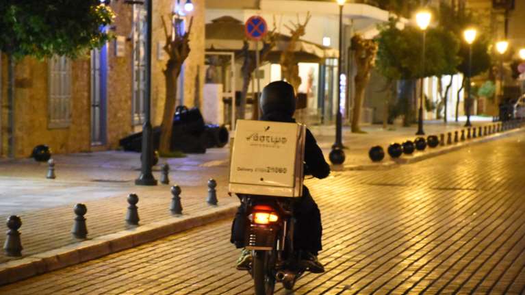 Ντελιβεράδες, ήρωες της διπλανής πόρτας για 3 ευρώ την ώρα: Από την ευαισθησία της Πάτρας στην άσφαλτο της Θεσσαλονίκης