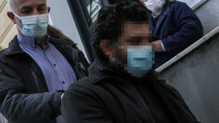 Καταγγελία σοκ για τον ιερέα: Εκβίαζε με &quot;ροζ&quot; βίντεο την 17χρονη - Έρευνα για βιασμό και δεύτερης ανήλικης