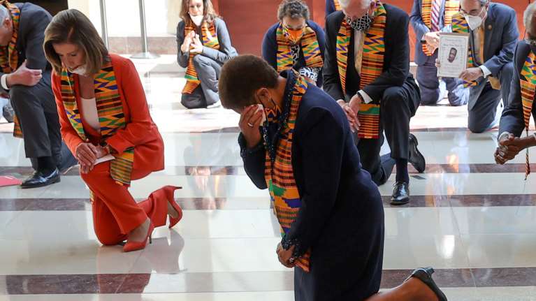 Συγκλονιστικό: Οι Δημοκρατικοί στο Κογκρέσο γονατίζουν 8 λεπτά και 46&#39;&#39; στη μνήμη του Φλόιντ