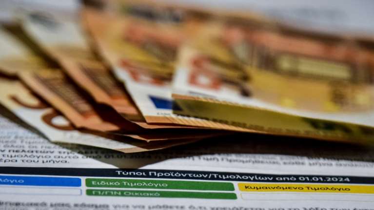 &quot;Πόλεμος τιμών&quot; στην αγορά ηλεκτρικής ενέργειας: Το δέλεαρ των εκπτώσεων και πώς θα βγούμε κερδισμένοι