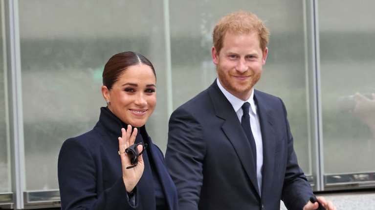 Cozy και chic η Μέγκαν Μαρκλ για την πρώτη εμφάνισή της για το 2026 - Στο πλευρό της ο Χάρι