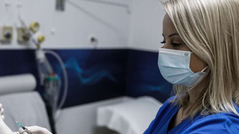 Επιχείρηση &quot;Πειθώ&quot;: Ιερείς και δήμαρχοι &quot;επιστρατεύονται&quot; για να πείσουν τους ανεμβολίαστους - Χωρίς AstraZeneca