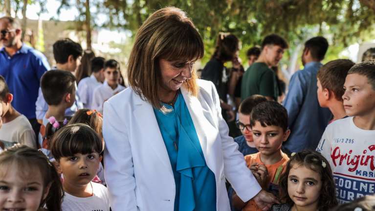 Στον αγιασμό του σχολείου της Χάλκης η Σακελλαροπούλου - Τα δώρα της ΠτΔ που συγκίνησαν μαθητές και γονείς