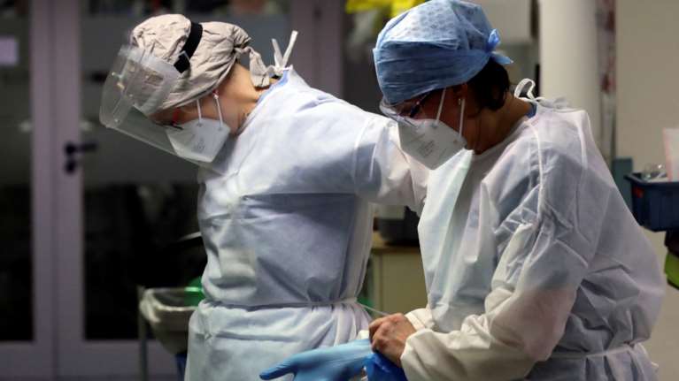 Κορονοϊός - Νέες οδηγίες ΠΟΥ: Πώς και ποιές μάσκες πρέπει να φορούν οι πολίτες και οι υγειονομικοί