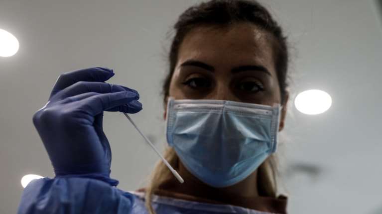 Rapid test: Τι αλλάζει από σήμερα για τους εργαζόμενους του ιδιωτικού τομέα