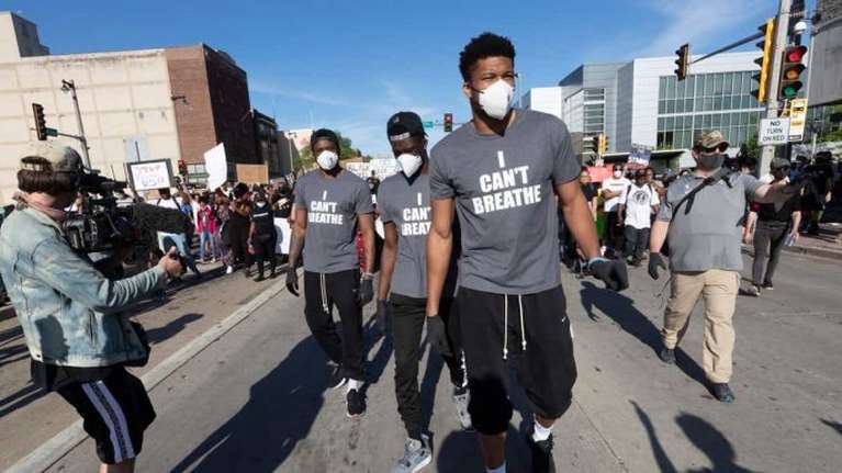 Με τηλεβόα ο Αντετοκούνμπο σε διαδήλωση στο Μιλγουόκι: &quot;Θέλω τα παιδιά μου να μεγαλώσουν και να μην φοβούνται&quot; [εικόνες, βίντεο]