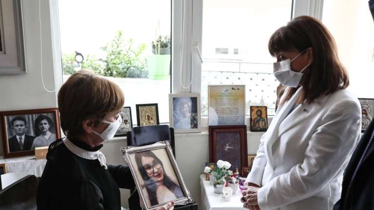 Η συγκινητική στιγμή που η Κατερίνα Σακελλαροπούλου συναντήθηκε με τους γονείς της Ελένης Τοπαλούδη