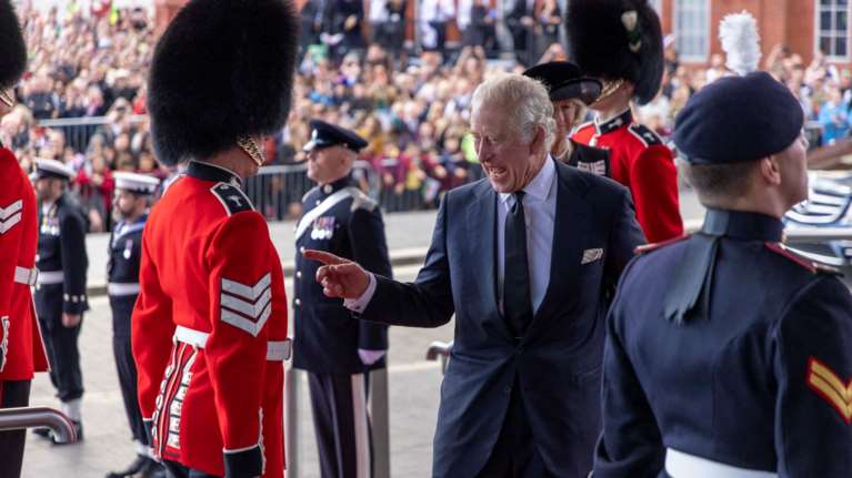 Ο "κακομαθημένος" πρίγκιπας που έγινε βασιλιάς: Οι περίεργες συνήθειες του Καρόλου και οι παραξενιές του