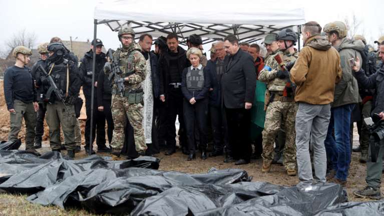 Μπούτσα: Σοκαρισμένοι και με αλεξίσφαιρα γιλέκα Φον ντερ Λάιεν και Μπορέλ - "Είδαμε το απάνθρωπο πρόσωπο του στρατού του Πούτιν"