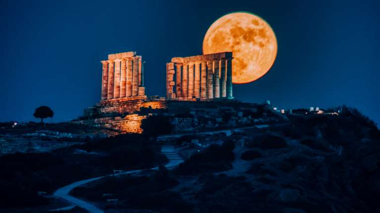 &quot;Φεγγάρι της φράουλας&quot;: Σήμερα η πρώτη υπερπανσέληνος του 2022 - Γιατί ονομάζεται έτσι