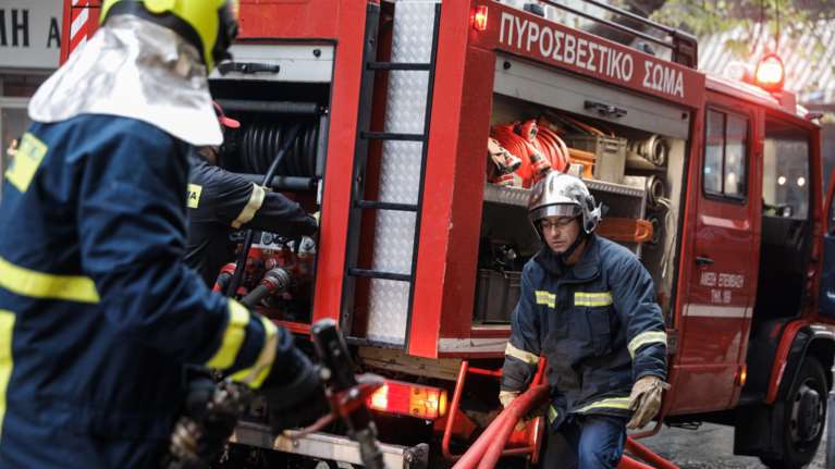 Φωτιά σε μάντρα αυτοκινήτων στα Άνω Λιόσια - Κλειστή η έξοδος της Αττικής Οδού
