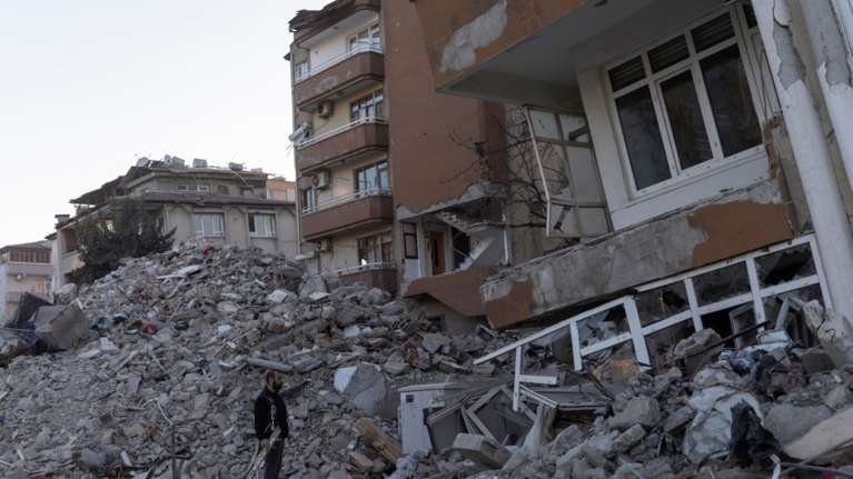 Τουρκία: &quot;Έστριβα τσιγάρο και κάπνιζα&quot; - Οι εφιαλτικές 56 ώρες 60χρονου στα ερείπια, νεκρές η κόρη και η γυναίκα του