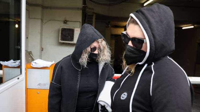 &quot;Ξυλοδαρμός&quot; Πισπιρίγκου: Η ΕΛΑΣ διαψεύδει μητέρα και αδελφή - Το αρνείται και η ίδια, εξετάστηκε και από ιατροδικαστή