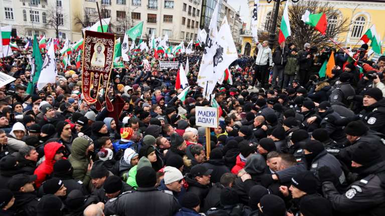 Χάος στη Βουλγαρία: Χιλιάδες αντιεμβολιαστές επιχείρησαν να εισβάλουν στο κοινοβούλιο [εικόνες-βίντεο]