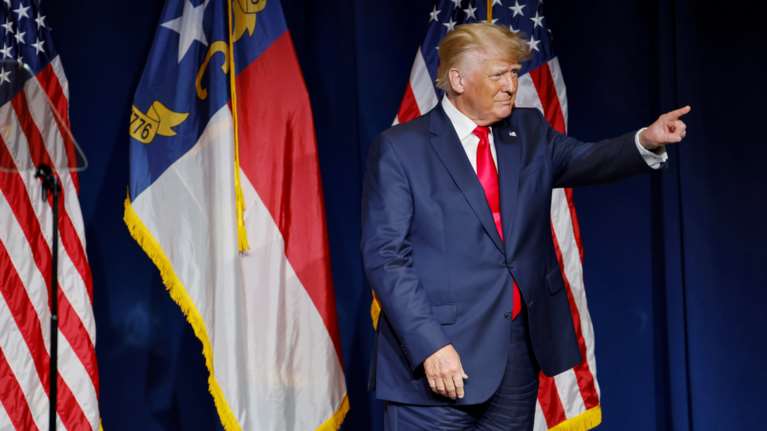 Viral το...παντελόνι του Ντόναλντ Τραμπ: Το φόρεσε ανάποδα; - Ξεσάλωσε το Twitter [βίντεο]