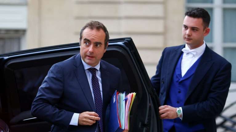 Ψάχνει &quot;σωτήρα&quot; ο Μακρόν: Αυτός είναι ο &quot;survivor&quot; υπουργός Άμυνας που σκέφτεται να τον κάνει πρωθυπουργό