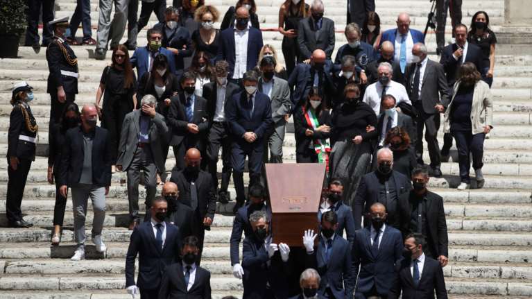 Συγκλονιστικό: Χιλιάδες Ιταλοί αποχαιρέτησαν τραγουδώντας την Ραφαέλα Καρά για το στερνό αντίο [Βίντεο-Εικόνες]