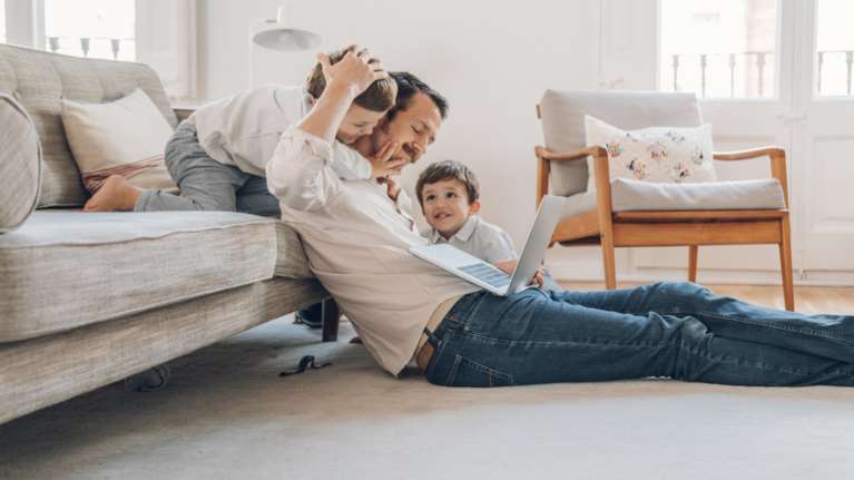 Στην Ολομέλεια της Βουλής το νομοσχέδιο για τη συνεπιμέλεια - Οι αντιδράσεις των κομμάτων