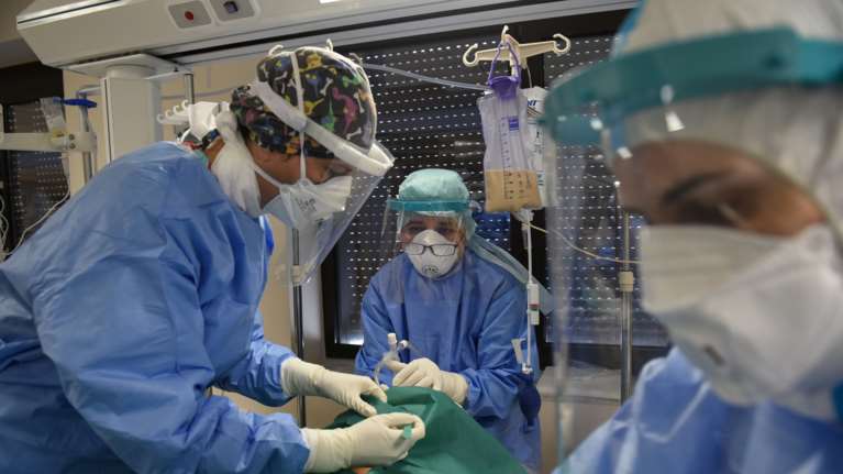 Κορονοϊός: Συναγερμός με 8.100 νέα κρούσματα, 91 θανάτους και 597 διασωληνωμένους