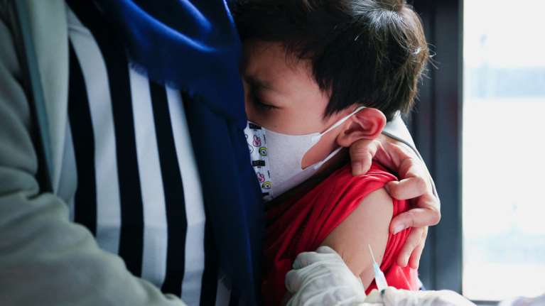 Μετάλλαξη Όμικρον: Αυτό είναι το σύμπτωμα που μπορεί να εμφανίσουν παιδιά κάτω των 5 ετών
