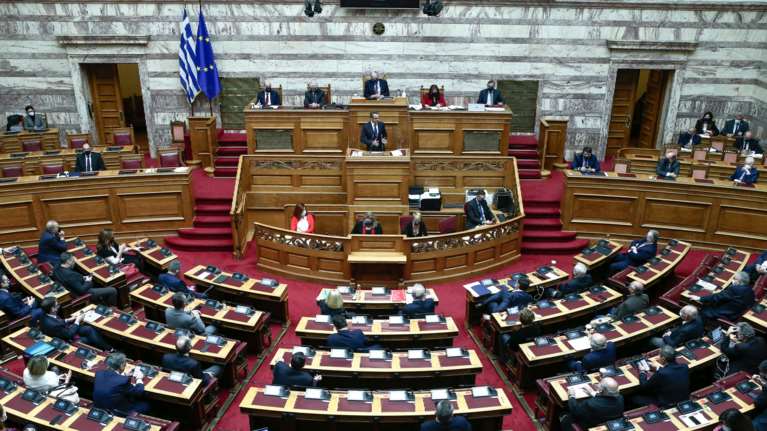 Χαλαρώνουν τα μέτρα στη Βουλή: Αυξάνεται στους 120 ο αριθμός των βουλευτών στην Ολομέλεια