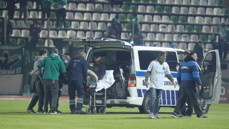 Επεισόδια στη Λιβαδειά: Ένταση με οπαδούς του ΠΑΟ - Δακρυγόνα μέσα στο γήπεδο και στο ημίχρονο [Εικόνες]