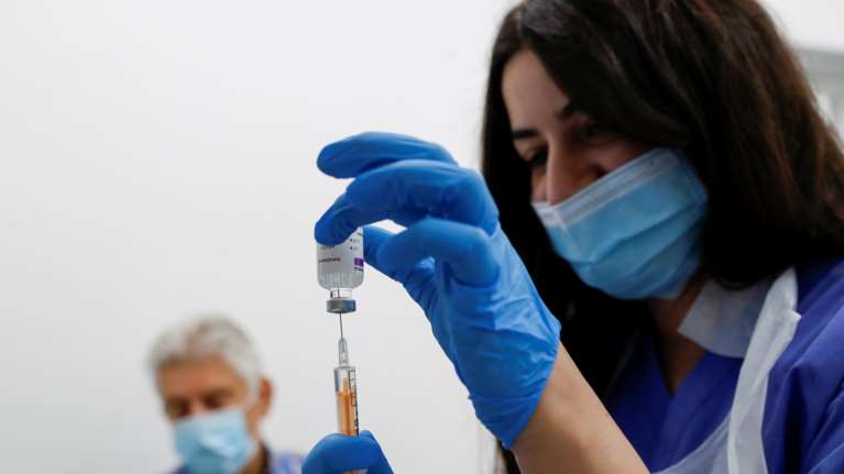 FDA: Επίσημη σύσταση για αναμνηστική δόση σε όσους έχουν εμβολιαστεί με Moderna και Johnson &amp; Johnson - Με ποιο εμβόλιο