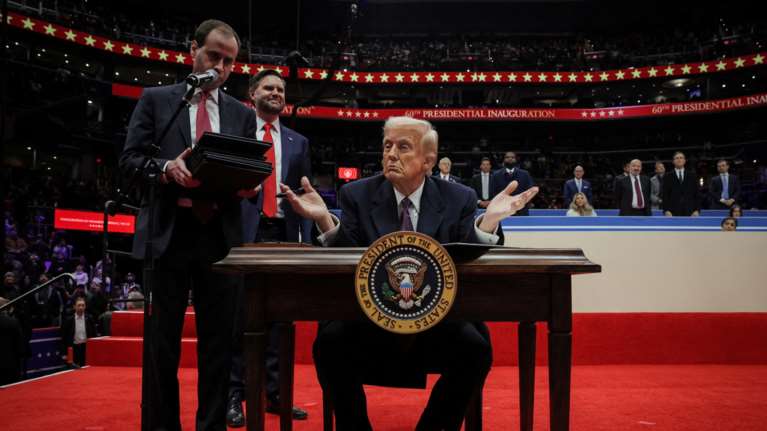 Το σχέδιο του Τραμπ για τον πόλεμο στην Ουκρανία: &quot;Η θα υπογράψει ο Πούτιν ή θα χρεοκοπήσω τη Ρωσία&quot;