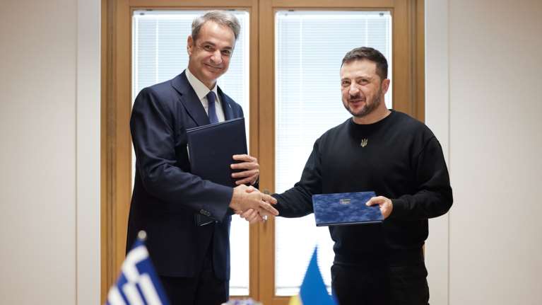 Συμφωνία για τη συνεργασία σε θέμετα ασφάλειας υπέγραψαν Μητσοτάκης και Ζελένσκι - Τι προβλέπει