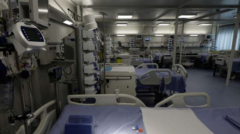 Κορονοϊός: Συγκλονίζουν οι οικογενειακές τραγωδίες ανθρώπων - Ανεμβολίαστοι γονείς και παιδιά πεθαίνουν μαζί στις ΜΕΘ