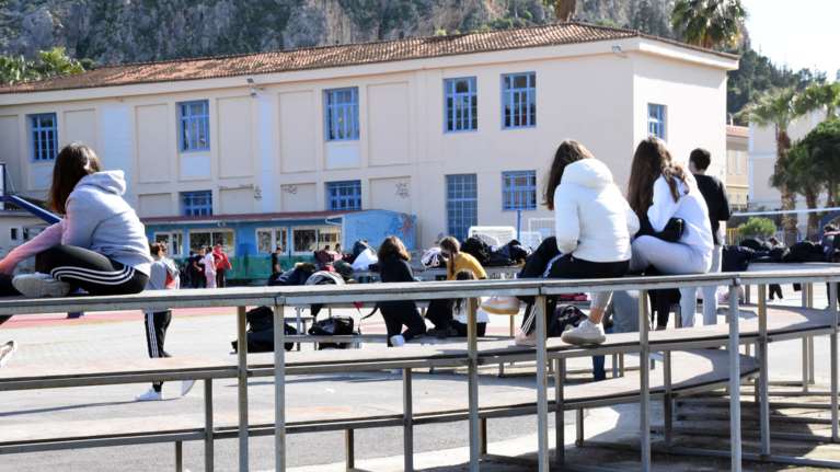 Επιστροφή στα θρανία για τους μαθητές των Λυκείων: Τι ισχύει για απουσίες, σχολική κάρτα και προαιρετική τηλεκπαίδευση