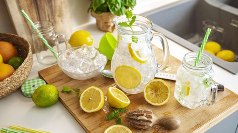 Νερό με λεμόνι: Τα 7 οφέλη στο σώμα μας - Από την απώλεια κιλών μέχρι την υγεία της καρδιάς
