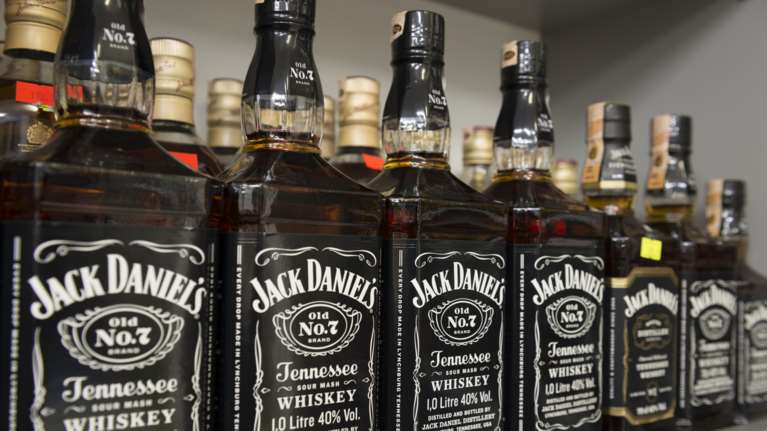 Τέλος το Jack Daniel's και το αμερικανικό αλκοόλ στον Καναδά - Tα κατεβάζουν από τα ράφια ως αντίποινα στους δασμούς Τραμπ