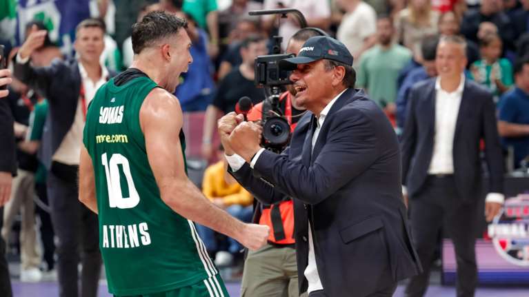 Ο συγκινημένος και ανακουφισμένος Αταμάν με το τρόπαιο της Euroleague [βίντεο]