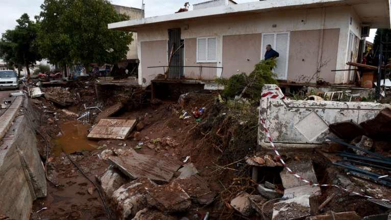 Δίκη για την πλημμύρα στη Μάνδρα: Ποινές φυλάκισης 14 ως 18 μηνών με τριετή αναστολή στους τρεις ενόχους