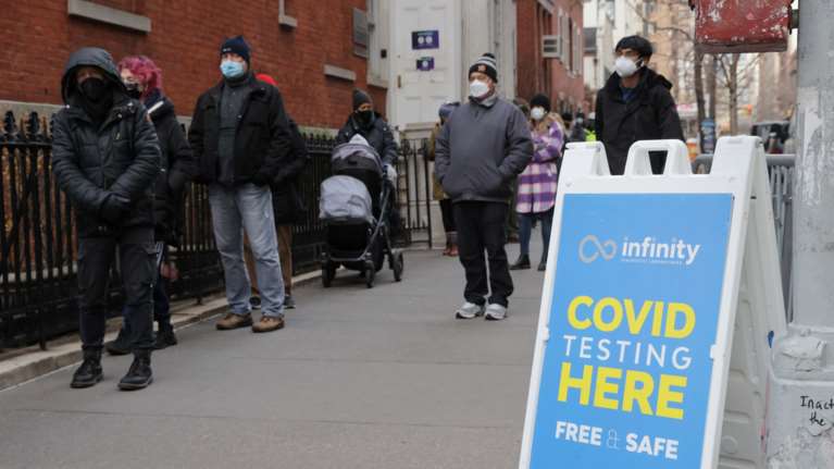 Βρετανία: 14 θάνατοι και 129 νοσηλείες εξαιτίας της μετάλλαξης Όμικρον