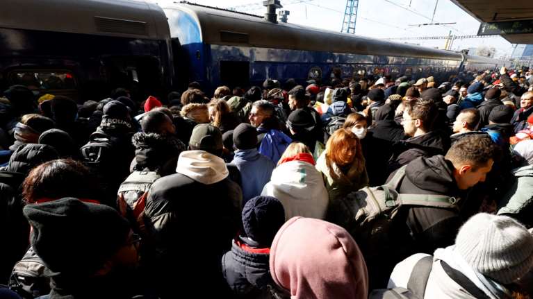 Χιλιάδες Ουκρανοί εγκαταλείπουν το Κίεβο: &quot;Ποδοπατιούνται&quot; για να μπουν στα τρένα [εικόνες]