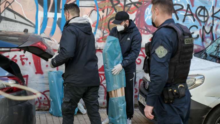 Έφοδος της ΕΛΑΣ σε 21 συνδέσμους οπαδών: Χωρίς άδεια οι 12 - Βρέθηκαν ρόπαλα, κοντάρια και σιδερογροθιά
