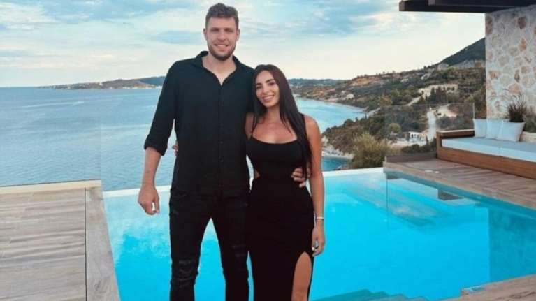 Η γεμάτη... κατακόκκινες καρδιές έκπληξη του Σάσα Βεζένκοφ στη Νικόλ Ελευθεριάδου [εικόνα]