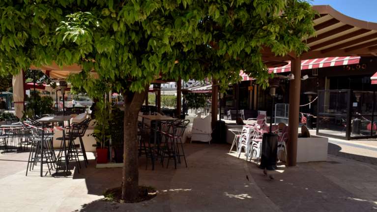 Εστίαση: Διπλάσιος δωρεάν χώρος για τα τραπεζοκαθίσματα σε πεζόδρομους και πλατείες