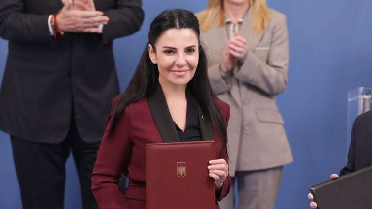 Αλβανία: Νέο σκάνδαλο διαφθοράς - Ποια είναι η εντυπωσιακή Μπελίντα Μπαλούκου που παύθηκε από αναπληρώτρια πρωθυπουργός