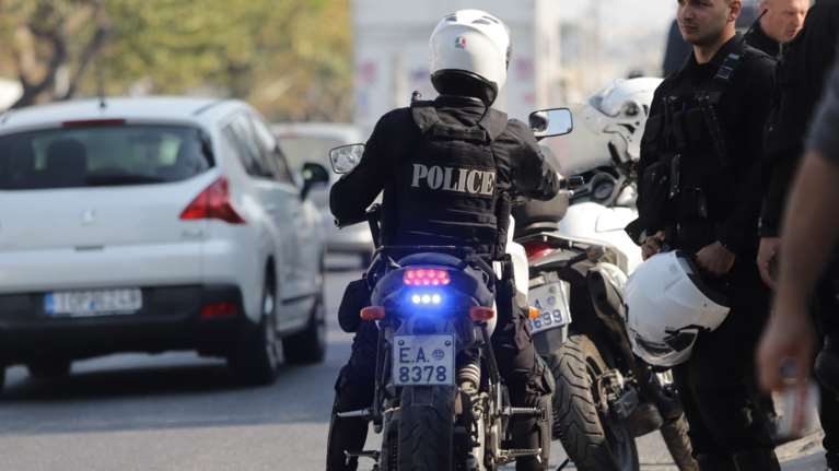 Ρόδος: 18χρονος χωρίς δίπλωμα παρέσυρε και τραυμάτισε αστυνομικό κατά τη διάρκεια ελέγχου